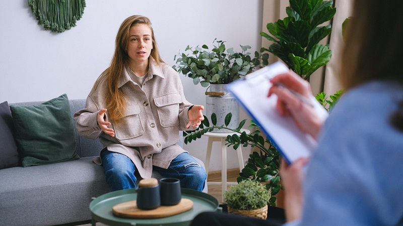 تراپی چیست؟ | آشنایی با مفهوم تراپی، تراپیست و نقش آن در روانشناسی